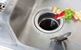 ۸ موردی که نباید اجازه دهید در راه آب ظرف‌شویی برود