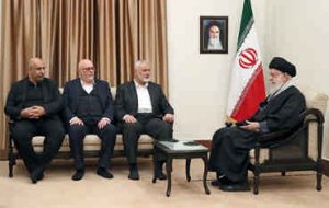 رهبر انقلاب در دیدار رئیس دفتر سیاسی حماس و هیات همراه: جمهوری اسلامی ایران در حمایت از فلسطین و غزه تردید نخواهد کرد