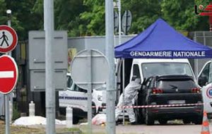 حمله مسلحانه به خودروی زندانیان در فرانسه / ۳ پلیس کشته و ۳ نفر زخمی شدند
