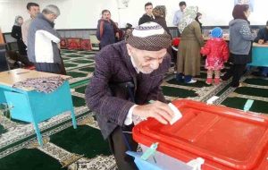 عشایر ایلامی آرای خود را در صندوق های سیار ریختند