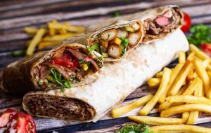 طعم باورنکردنی شاورما، لقمهی لذیذ لبنانی در کنار سالاد فتوش طعم باورنکردنی شاورما، لقمهی لذیذ لبنانی در کنار سالاد فتوش