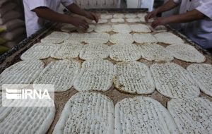 کمین کرونا در صف نان داغ