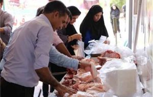نیکوکاری که هر ماهه برای نیازمندان ایوانی کمک غذایی ارسال می کند نیکوکاری که هر ماهه برای نیازمندان ایوانی کمک غذایی ارسال می کند