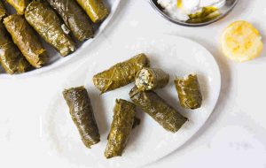 طرز تهیه دلمه برگ مو؛ یک نوبرانه جذاب