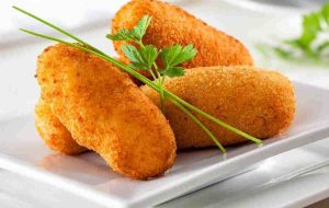 طرز تهیه کراکت مرغ و پنیر؛ یک غذای فست‌فودی در خانه
