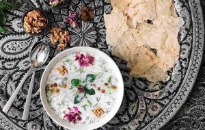 طرز تهیه آب‌دوغ‌خیار؛ خنک، سبک و تابستانه