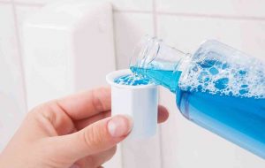 آیا دهانشویهها مانع ابتلا به کرونا میشوند؟ آیا دهانشویهها مانع ابتلا به کرونا میشوند؟
