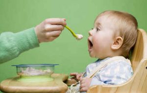 تغذیه کودک اسیر باورهای غلط مادرانه