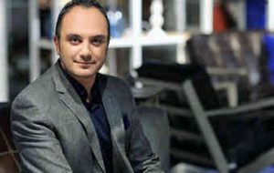 گوشی‌های تلفن همراه با زندگی یک زن نجیب بازی کردند