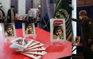 کتاب «تبسم وصل» با حضور وزیر دفاع رونمایی شد