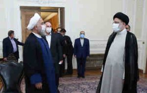 روحانی دفتر کار خود را به رییسی تحویل داد روحانی دفتر کار خود را به رییسی تحویل داد