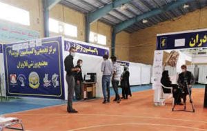کارکنان مخابرات منطقه ایلام اولین دزواکسن خودرا دریافت کردند