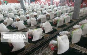 نیکوکار تهرانی ۳۰۰ سبد غذایی به مددجویان چرداول اهدا کرد