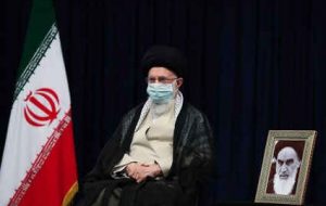 رهبر انقلاب: حرکت‌های تبیینی، خنثی‌کننده هجمه‌های تبلیغاتی دشمن است