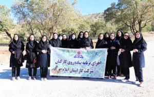 کارکنان شرکت گاز ایلام ماهیانه پیاده‌روی می کنند