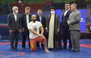 آیتالله رئیسی نشان پهلوانی را بر بازوی صادقزاده بست آیتالله رئیسی نشان پهلوانی را بر بازوی صادقزاده بست