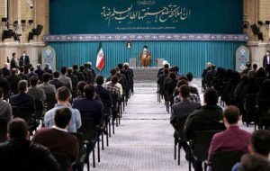 رهبر انقلاب خطاب به نخبگان: استعمارگران در جنگ نرم می‌خواهند ملت ما را از استعدادشان غافل کنند