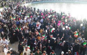 مشارکت در خواندن سرود سلام فرمانده بیانگر شعور و شور مردم به ارزش های دینی است مشارکت در خواندن سرود سلام فرمانده بیانگر شعور و شور مردم به ارزش های دینی است