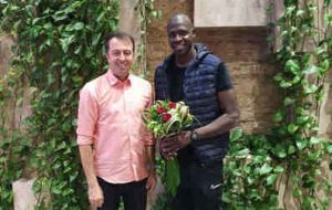 شیخ دیاباته با استقبال باشگاه پرسپولیس وارد تهران شد