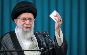 شهیدِ امنیت جان خود را برای امنیت و آسایش مردم فدا میکند شهیدِ امنیت جان خود را برای امنیت و آسایش مردم فدا میکند