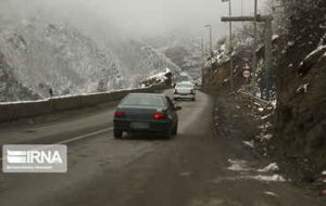 بارش برف در جاده چالوس و راه‌های۳ استان/ کاهش ۸ درصدی تردد برون‌شهری در شبانه‌روز گذشته
