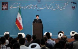 روشنفکر واقعی بهموقع مخاطرات را شناسایی و با شجاعت هشدارهای لازم را ارائه میدهد روشنفکر واقعی بهموقع مخاطرات را شناسایی و با شجاعت هشدارهای لازم را ارائه میدهد