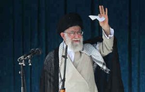 رهبر انقلاب اسلامی در خطبه‌های نماز عید سعید فطر بر سه راهبرد اساسی تاکید کردند: همدلی و هم‌افزایی قوای سه‌گانه، تمرکز بر حل مسئله و پرهیز از حواشی، اتحاد مردم