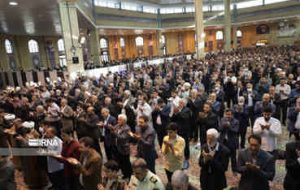 نماز باشکوه عید فطر در ایلام برگزار شد نماز باشکوه عید فطر در ایلام برگزار شد