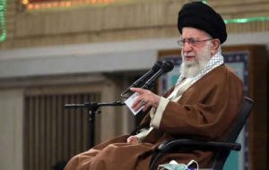 رهبر انقلاب: جامعه کارگری با دشمن مرزبندی دارد