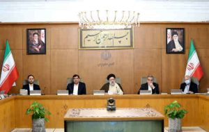 رئیسی: با کسانی که کالا را با قیمت ریال تولید و با نرخ ارز عرضه می‌کنند، برخورد شود