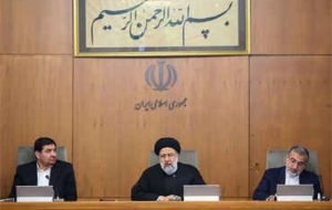 در هیات دولت مطرح کرد؛ دستور رئیسجمهور برای تسریع در بیمه ۱۰ هزار فعال بخش صنایع دستی در هیات دولت مطرح کرد؛ دستور رئیسجمهور برای تسریع در بیمه ۱۰ هزار فعال بخش صنایع دستی
