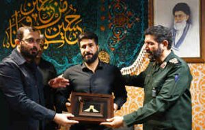اعطای نشان آزادی ملت ایران به خادم شاهچراغ