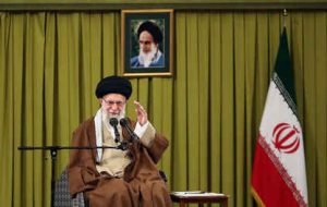 در دیدار جمعی از مداحان اهل بیت؛ رهبر انقلاب: هرکس با انتخابات مخالفت کند با جمهوری اسلامی مخالفت کرده است