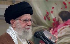در دیدار هزاران نفر از مردم استان قم؛ رهبر انقلاب: توده‌ مردم همه‌کاره‌اند/ شرکت نکردن در انتخابات سیاست راهبردی دشمن است