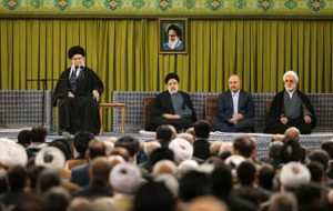 رهبر انقلاب در دیدار کارگزاران نظام، نمایندگان کشورهای اسلامی: انقلاب اسلامی ثمره اجابت دعوت بعثت است/ غزه؛ خط بطلان بر نظم جهانی غرب