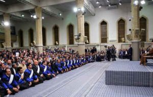 در دیدار هزاران نفر از کارگران؛ رهبر انقلاب: برای جهش تولید توان مالی، فکری و ابتکارات مردم به میدان آورده شود
