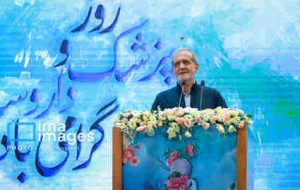 پزشکیان: تلاش خواهم کرد همه حقوق قانونی تلاشگران نظام سلامت و درمان احصا شود