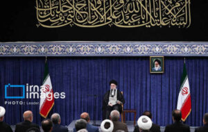 رهبر انقلاب: ملت با جهت‌گیری‌های گوناگون سیاسی و وزن متفاوت مذهبی پای ایران ایستاد