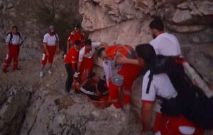 نجات جان دو گردشگر در دره «ویژدرون» با تلاش نجاتگران هلال‌احمر ایلام