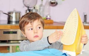خطرات پنهان اتو برای کودکان را جدی بگیرید خطرات پنهان اتو برای کودکان را جدی بگیرید