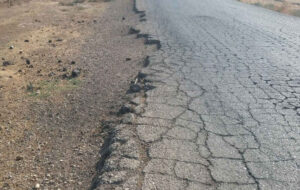 اضافه‌بار کامیون‌ها جان جاده‌های ایلام را می‌گیرد