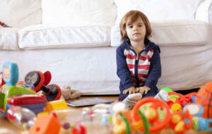 چرا کودک با وجود اسباببازیهای زیاد، خوشحال نیست؟ چرا کودک با وجود اسباببازیهای زیاد، خوشحال نیست؟