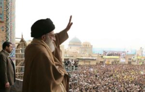 امام‌جمعه ایلام: نگاه پدرانه رهبر شهید منشأ آرامش، امید و انگیزه بود
