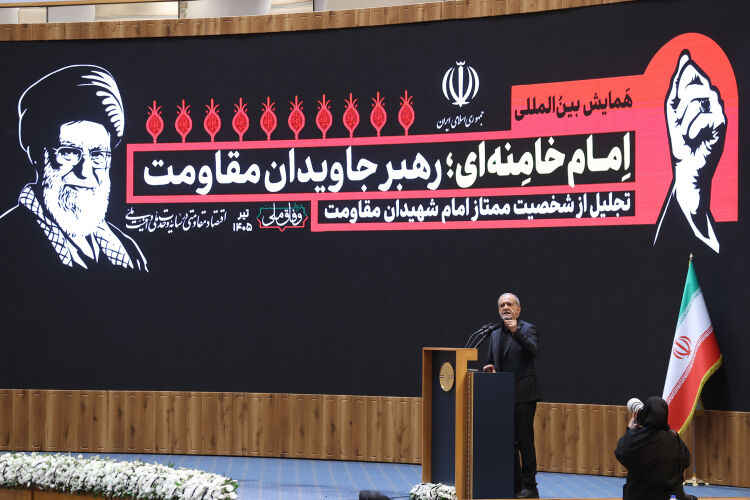 پزشکیان: من با رهبر شهید وداع نکرده و نخواهم کرد پزشکیان: من با رهبر شهید وداع نکرده و نخواهم کرد
