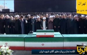 اقامه نماز بر پیکر مطهر مجاهد شهید امام خامنه‌ای و خانواده ایشان + فیلم