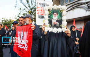 جهان نظارهگر یک برگ تاریخی دیگر/شهید زنده است جهان نظارهگر یک برگ تاریخی دیگر/شهید زنده است