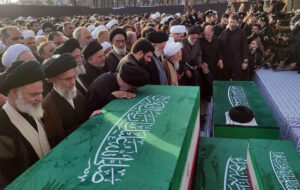 نماز مشتاقان ولایت بر پیکر آقای شهید ایران در میعادگاه عاشقان اقامه شد نماز مشتاقان ولایت بر پیکر آقای شهید ایران در میعادگاه عاشقان اقامه شد