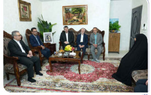 دیدار افشین خانی با خانواده اولین شهید بانک صادرات ایران/ تاکید بر الگوبرداری از سیره شهدا در خدمترسانی به مردم دیدار افشین خانی با خانواده اولین شهید بانک صادرات ایران/ تاکید بر الگوبرداری از سیره شهدا در خدمترسانی به مردم